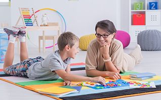 Niño jugando en consulta