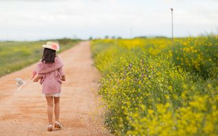 Psicomarserena niña caminando